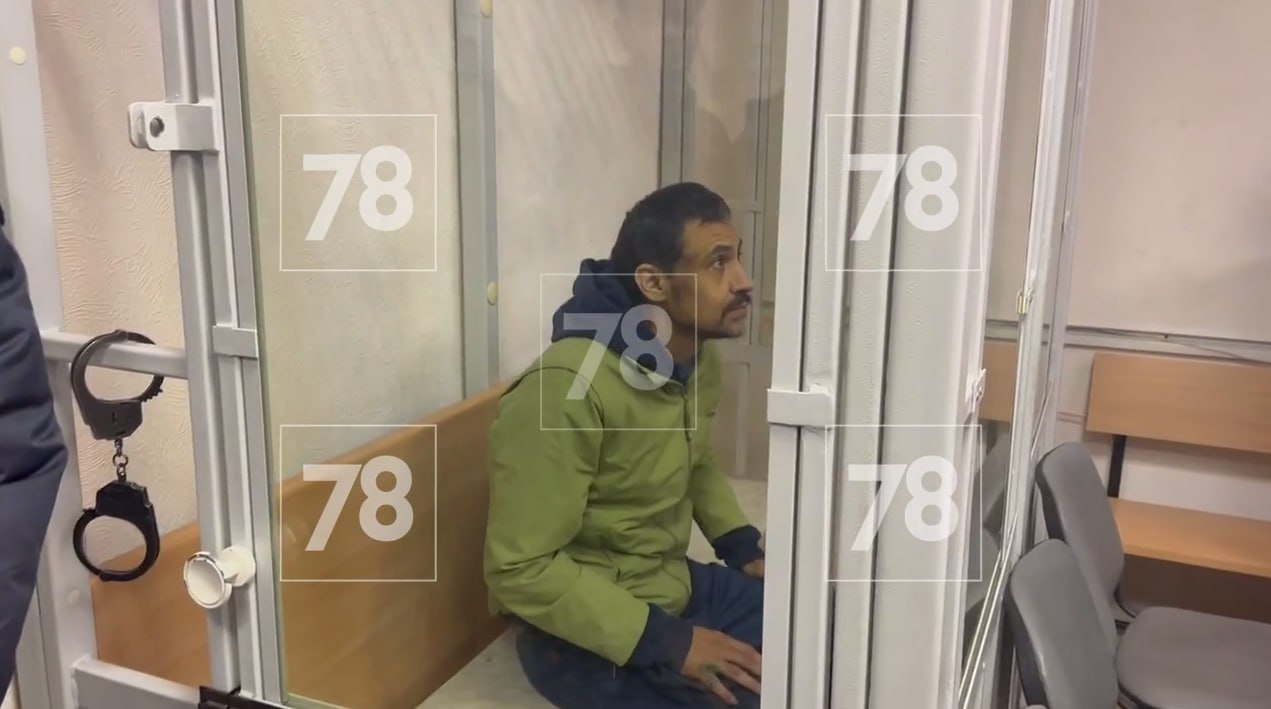 Устроившего поножовщину в гипермаркете на Космонавтов отправили на принудительное психиатрическое лечение По решению Московского районного суда тренера по фехтованию Юрия Артемьева, который ранил ножами пятерых посетителей магазина, поместили в специализированный стационар. Об этом сообщили в объединённой пресс-службе судов Петербурга. Мужчина обвинялся в покушении на убийство. В октябре 2024 года Артемьев напал с ножами на людей в гипермаркете, но его остановили, а пострадавшим вовремя оказали помощь. В апреле этого года прокуратура утвердила постановление о применении к Артемьеву принудительных медицинских мер. В ведомстве отметили, что мужчина был не в состоянии осознавать «фактический характер и общественную опасность своих действий». Подписаться Прислать новость