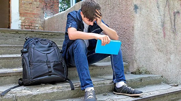22-летний студент из Барнаула по принуждению мошенников продал свою машину, а деньги за нее перевел злоумышленникам. Как рассказал потерпевший, сначала ему позвонила девушка и представилась сотрудницей компании «Домофон Сервис». Она заявила, что требуется замена домофона, а для регистрации заявки надо назвать код из СМС. «После передачи цифр через мессенджер со студентом связалась другая незнакомка и пояснила, что от его имени оформлена доверенность на другого человека. Затем в игру вступил другой мошенник, на этот раз представившийся специалистом «Финмониторинга»» - продолжают в ГУ МВД России по Алтайскому краю. Дальнейшая схема обмана давно знакома: злоумышленник убедил продать автомобиль, пообещав, что его ему потом вернут, а деньги за него студент перевел на счет, который указали собеседники. Ущерб составил 525 тысяч рублей. Возбуждено уголовное дело. КП Барнаул