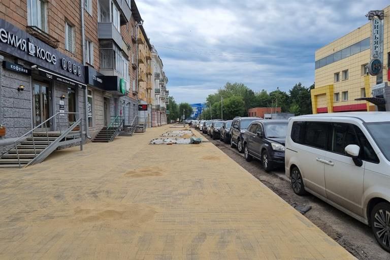 В Красноярске продолжаются работы по благоустройству улицы Дзержинского На одной стороне уже уложено брусчатое покрытие, на другой завершается укладка возле кинотеатра. Рабочие устанавливают гранитные бортовые камни и прокладывают кабели для нового освещения. Озеленение планируется в середине месяца. Кроме Дзержинского, работы идут на улицах Перенсона, 9 Января и Каратанова, где также завершается замена подземных коммуникаций. Все улицы будут благоустроены в едином стиле. Фото: