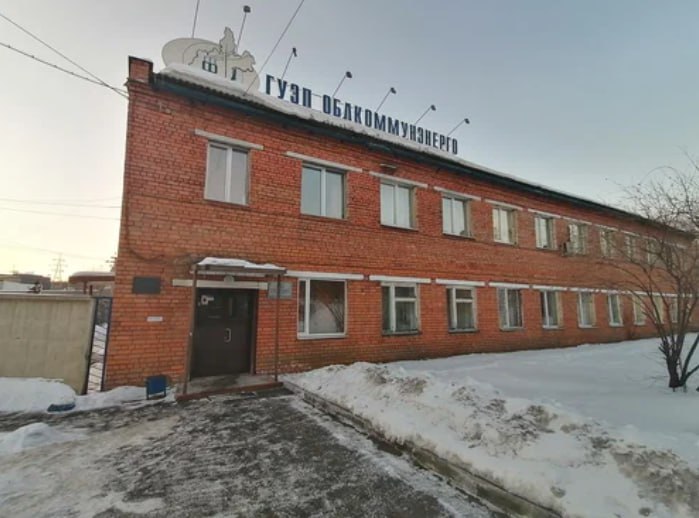 Иркутская область сохранила контроль над государственной электросетевой компанией Облкоммунэнерго Об этом сообщил губернатор Игорь Кобзев Предыстория такова в сентябре правительство России выпустило новое постановление согласно которому все имущество ОГУЭП должно было безвозмездно отойти системообразующей территориальной сетевой организации В Иркутской области ее функции выполняет АО Иркутская электросетевая компания Стоимость государственных активов Облкоммунэнерго составляет около 20 млрд рублей На предприятии порядка 1800 рабочих мест Все это удалось отстоять совместно с полпредом президента в СФО Анатолием Серышевым Решение по передаче имущества отложено на один год Ждем официального распоряжения правительства Российской Федерации Теперь мы должны определиться как эта структура будет работать в новых экономических реалиях сообщил Игорь Кобзев Верблюд в огне