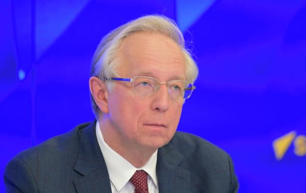 В МИДе заявили о готовности РФ обсудить идею временного внешнего управления Украиной Замглавы внешнеполитического ведомства Михаил Галузин полагает что такой шаг позволит провести там демократические выборы Кроме того по мнению дипломата это поможет привести к власти дееспособное правительство с которым можно было бы подписывать полноценный мирный договор В беседе с ТАСС Галузин напомнил что в марте прошлого года президент России предложил ввести на Украине внешнее временное управление под эгидой ООН и нескольких стран для проведения выборов Подобные прецеденты имели место в рамках миротворческой деятельности всемирной организации В целом Россия готова обсудить с США европейскими и другими странами возможность его введения в Киеве заявил замглавы МИДа РФ Подписаться на Говорит Москва Telegram VK MAX