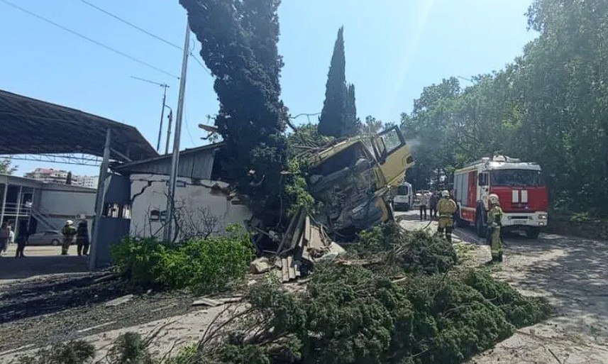 Севастопольский подрядчик заплатит миллионы за разрушительную аварию в Ялте  ДТП произошло в мае 2023 года на ул. Блюхера.   Тяжелый грузовик севастопольской фирмы «Ремдоринвест» под управлением гражданина Киргизии врезался в здание абонентского отдела мусороуборочной компании «Альфатер Крым».  В результате аварии серьезно пострадали 4 человека, включая подростка. Административное здание оказалось практически полностью разрушенным.  Суд обязал компанию-виновника выплатить ялтинским коммунальщикам компенсацию ущерба в размере 5,1 млн рублей.     ForPost