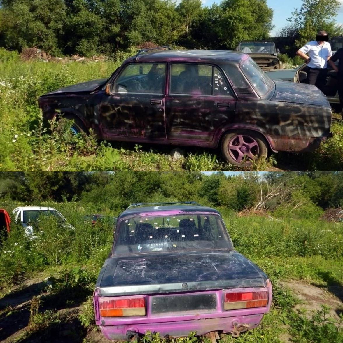 Житель Брянска остался без машины после неудачной поездки на рыбалку.   Его автомобиль «ВАЗ 2107» застрял в яме на грунтовой дороге, ведущей к озеру. Мужчина не смог самостоятельно вытащить машину и отправился домой. На следующее утро он обнаружил, что автомобиль исчез. Потерпевший обратился в полицию.  Подозреваемым оказался 26-летний житель Брянска. Он увидел в поле застрявшую машину и решил, что она принадлежит ему. Преступник попросил своего знакомого отбуксировать «ВАЗ» на стоянку в гаражном обществе.