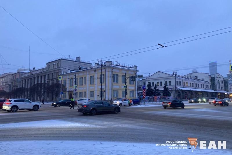 ‼  В Екатеринбурге на улице Малышева образовалась огромная пробка из-за неработающего светофора.   О сбое в работе светофора рассказала читательница ЕАН.  Судя по «Яндекс.Картам», в этом же районе произошло ДТП. В результате пробка растянулась до ТРЦ «Алатырь».