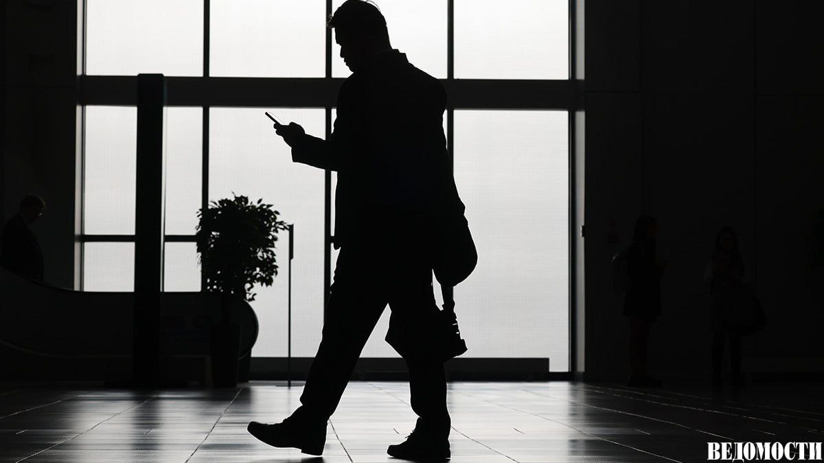 Эксперты кабмина предложили создать институт обязательных публичных платежей чтобы решить проблему учета неналоговых поступлений не урегулированных Налоговым кодексом Об этом рассказал руководитель рабочей группы экспертного совета при правительстве по неналоговым платежам Сергей Шаталов Под понятие неналоговых платежей будут попадать все обязательные взносы взимаемые публичными органами власти Например экологический сбор платеж за рекламу в интернете и др Этот институт объединит как налоги так и иные платежи Рабочая группа предлагает создать рамочный закон об обязательных публичных платежах ОПП Среди ключевых его положений установление временных пределов действия норм которые ухудшают положение налогоплательщиков создание единого перечня ОПП а нахождение платежа за его пределами автоматически делает его незаконным рассказал Шаталов По словам Шаталова границы между налоговыми и неналоговыми платежами становятся все более размытыми Такая неопределенность серьезно беспокоит бизнес Ранее ситуацию с неучтенными неналоговыми платежами для бизнеса раскритиковал экс генпрокурор Игорь Краснов сейчас председатель Верховного суда Telegram Max