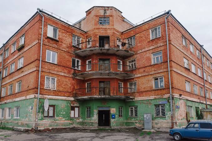 Первый соцгород Казани получил статус объекта культурного наследия В Кировском районе Казани первый соцгород официально признан объектом культурного наследия Ранее здесь проживали рабочие мануфактуры а одной из архитектурных достопримечательностей района является Дом со звездой яркий пример казанского конструктивизма Подписаться Новости Казани