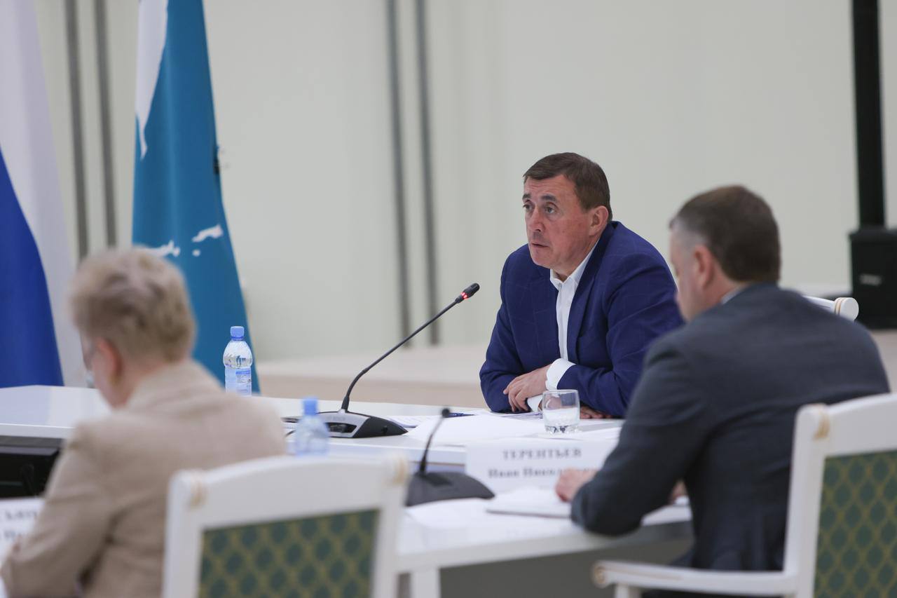 Валерий Лимаренко взялся за подвалы: «Ждать три года мы не будем» Глава островного региона дал жесткий нагоняй чиновникам по поводу затопленных подвалов. Пока министр ЖКХ рапортовал о планах на три года и гордо доложил про один отремонтированный подвал, Лимаренко четко дал понять, что проблему нужно решать. Суть проста: 342 жалобы от жителей против 1 приведенного в порядок подвала - это не просто дисбаланс, это плевок в лицо людям. Губернатор потребовал сделать все за год, причем не просто покрасить стены, а по-нормальному заменить трубы и сделать гидроизоляцию. А жителям совет один: если ваш подвал в списке не значится - шлите жалобы прямо сейчас, пока губернатор в теме.