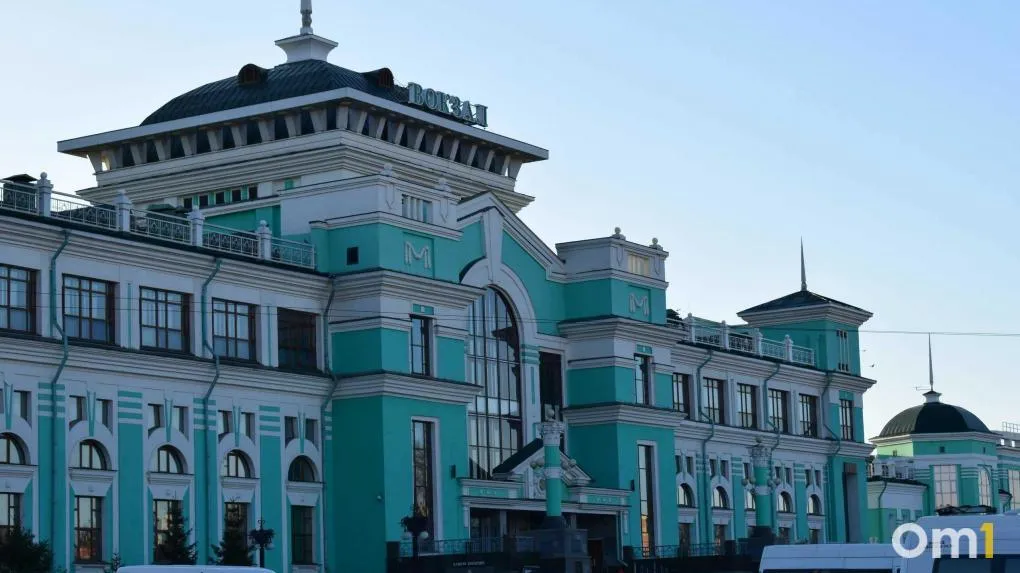 Семья из Москвы отметила день рождения в Омске по новому туристическому тренду В России обсуждают необычный формат поездок на день рождения по коду региона Суть простая человек смотрит какой региональный код совпадает с его возрастом и едет туда отмечать праздник Например в 23 года в Краснодарский край в 36 в Воронежскую область в 40 в Калужскую Как пишет Вечерняя Москва массовым такой формат пока не стал одни эксперты видят в нём способ подогреть интерес к путешествиям по стране другие называют нишевым развлечением Но для москвички Елены Лысой такие поездки уже стали семейной традицией Она пять лет подряд отмечает день рождения в регионах чей код совпадает с её возрастом В 2025 году семья побывала в Омске а следующей точкой должен стать Оренбург В поездках они смотрят города как туристы ходят на экскурсии в театр пробуют местную кухню и спрашивают советы у местных А вы бы поехали в регион код которого совпал с вашим возрастом   Om1 Омск в MAX подписывайтесь и читайте новости без ограничений