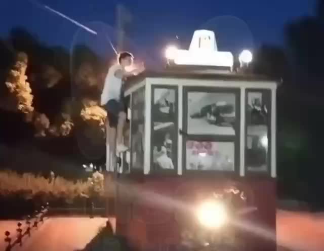 В Санкт-Петербурге возбуждено уголовное дело по факту вандализма над памятником «Блокадный трамвай»