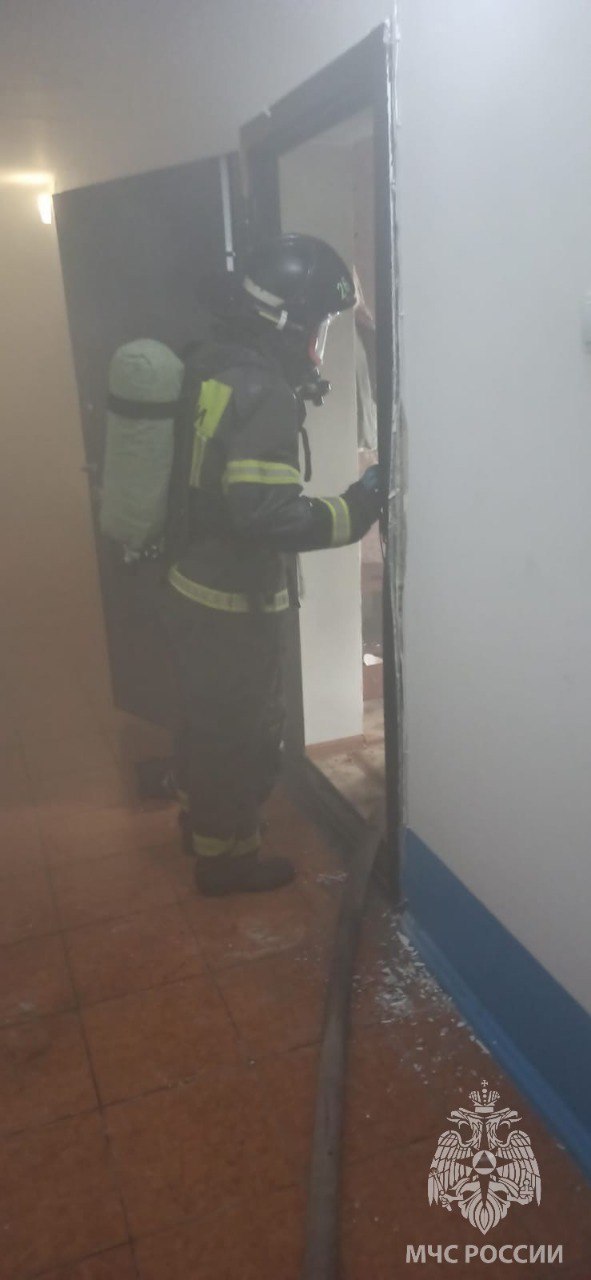 В Новоалтайске горела квартира ЧП произошло в доме на ул. Анатолия. Возгорание оперативно ликвидировано пожарными МЧС России. Горели личные вещи, мебель. Самостоятельно из опасной зоны эвакуировался 21 человек в том числе 8 детей . Предварительная причина пожара — короткое замыкание в вентиляторе. ТОЛК