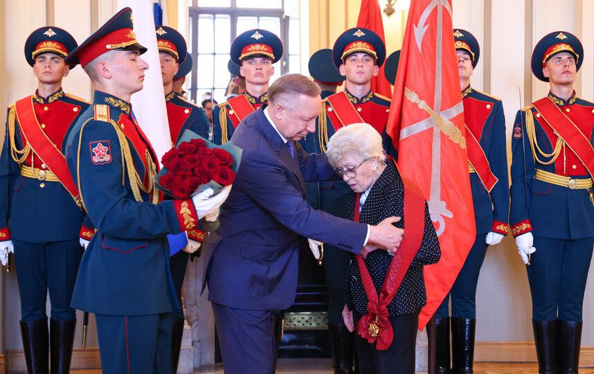 Народную артистку СССР Алису Фрейндлих наградили орденом «За заслуги перед Отечеством» I степени Церемония проходила в стенах Большого драматического театра 11 июля. Губернатор Северной столицы Александр Беглов по поручению президента России торжественно вручил народной артистке СССР Алисе Бруновне Фрейндлих, также являющейся почётным гражданином города, орден "За заслуги перед Отечеством" I степени. Об этом сообщили в пресс-службе Смольного. "От имени ленинградцев и петербуржцев хочу сказать, что мы Вас любим, мы Вами гордимся. Ваша доброта, интеллигентность, гостеприимство – воплощение ленинградского характера", – отметил глава города. Советская и российская актриса вошла в число немногих, удостоенных этой награды во всех степенях. На церемонии, проходившей в Большом драматическом театре имени Товстоногова на набережной реки Фонтанки, присутствовали ведущие артисты театра и близкие Алисы Фрейндлих.