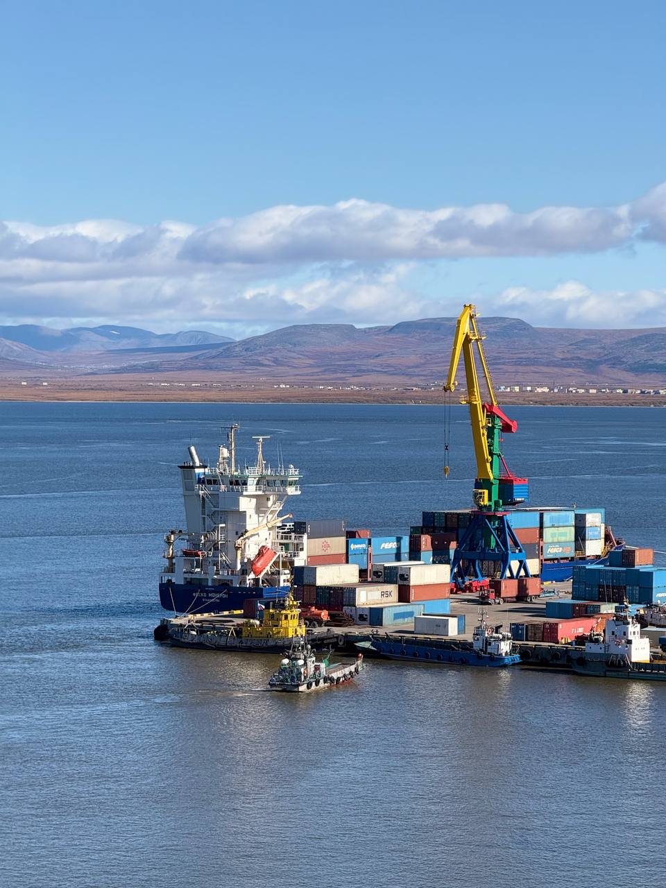 В Анадыре началась разгрузка теплохода Феско Монерон В морском порту Анадырь началась разгрузка теплохода Феско Монерон совершившего второй в этом навигационном сезоне рейс в Чукотский автономный округ Судно доставило для нужд региона более 5000 тонн груза  В прошедшие выходные часть груза объемом около 900 тонн успешно выгружена в порту Эгвекинот В поселок доставлены стройматериалы промышленные товары продовольствие и плодоовощная продукция  Основной объем груза более 4300 тонн предназначен для столицы округа В настоящее время в порту Анадыря ведутся активные работы по выгрузке поступивших товаров