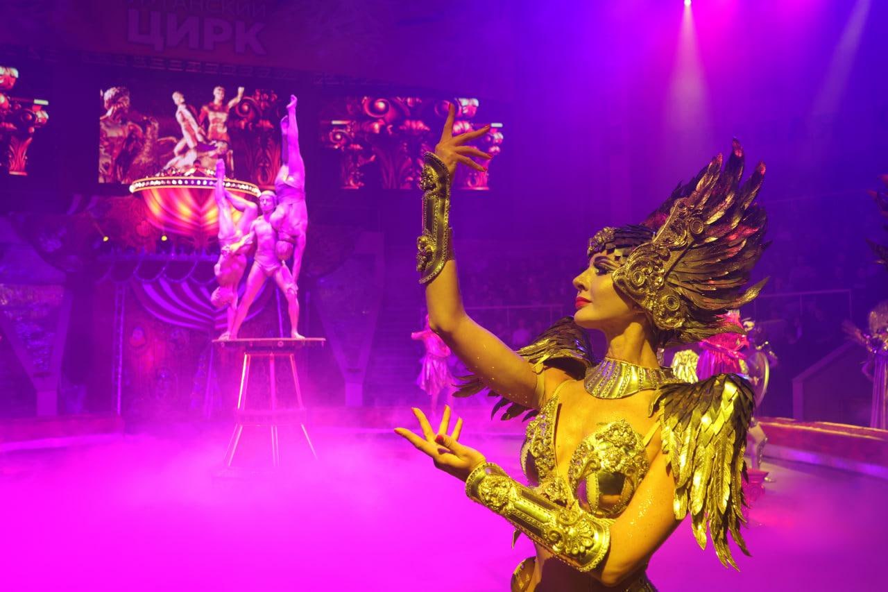 В Луганске стартовало цирковое шоу Золотой сезон В Луганске стартовало цирковое шоу Золотой сезон С 25 октября по 30 ноября Росгосцирк и заслуженный артист РФ Гия Эрадзе представляют на манеже Луганского государственного цирка совместное цирковое шоу Золотой сезон Программа собрана из лучших номеров легендарного Королевского цирка Гии Эрадзе специально для зрителей Луганска Вас ждут воздушные гимнасты виртуозные акробаты на роликах жонглеры и уникальный аттракцион со смешанной группой хищников тиграми пантерами и леопардами На открытии Гия Эрадзе поделился эмоциями Для нас было очень ответственно приехать в Луганск Мы специально собрали эту программу из номеров нашего продюсерского центра Он также отметил теплый прием зрителей и уникальность каждого номера Все средства от продажи билетов будут направлены на восстановление Луганского цирка