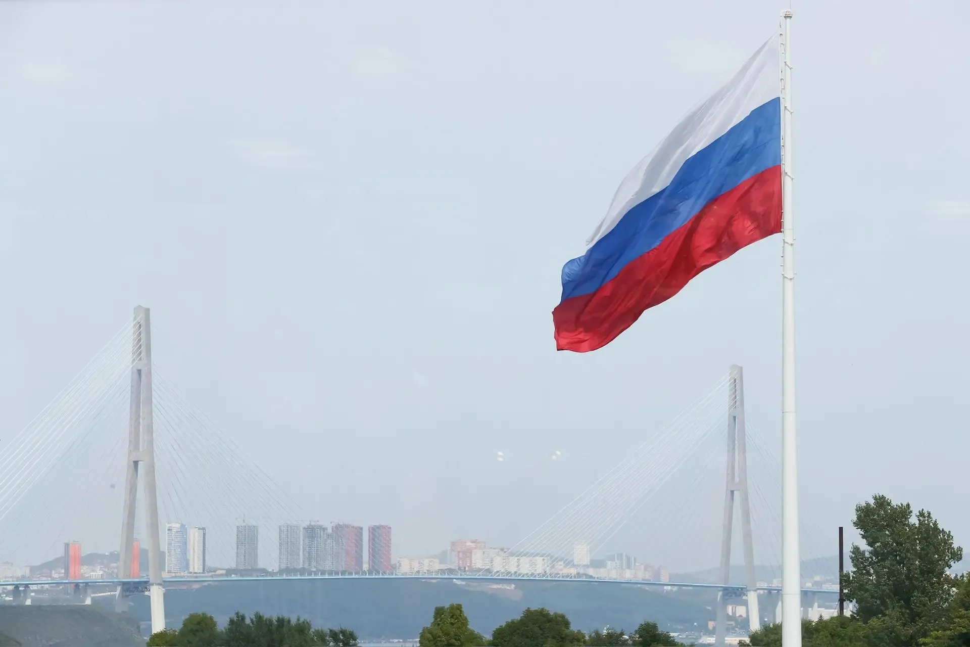 Дальний Восток и Арктика Минвостокразвития РФ VK Технологии международное сотрудничество и качество жизни людей эти темы станут ключевыми в повестке XI Восточного экономического форума Об этом по итогам совета Дальневосточного федерального округа прошедшего во Владивостоке сообщил глава Минвостокразвития России Алексей Чекунков Алексей Чекунков Первая ключевая тема технологии Происходят значимые технологические изменения важно как можно больше таких изменений учитывать и лидировать в них Вторая тема международное сотрудничество Мы видим что складывается новый мир новые геополитические реалии Россия занимает важнейшую роль во многих глобальных процессах поэтому на ВЭФ будем обсуждать новую архитектуру мира Третья тема во имя чего мы задействуем технологии и развиваем международное сотрудничество это качество жизни людей ВЭФ служит тому чтобы искать формулу счастливой жизни на Дальнем Востоке Фото Медиабанк ВЭФ