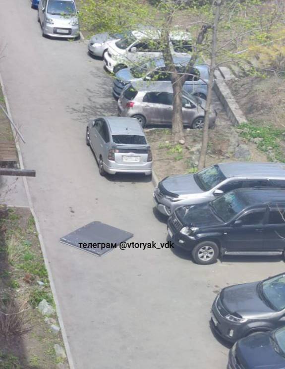 Во Владивостоке с дома на Кирова, 24 сорвало крышу — пострадали машины На улице Кирова во Владивостоке часть кровли оторвалась и рухнула на припаркованные автомобили. Инцидент произошёл возле дома №24. По предварительным данным, обошлось без пострадавших, но у нескольких машин повреждены капоты и крыши. Очевидцы делятся фото с места происшествия: металлические листы лежат прямо на авто, у некоторых выбиты стёкла. Источник: / Реклама СЕРТ НА 5000!