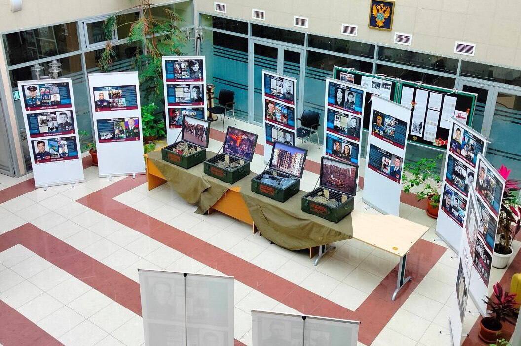 Для сотрудников УФК по Владимирской области открылась областная передвижная фотовыставка «Герои с вечно русским сердцем». Выставка создана Российским военно-историческим обществом при поддержке Министерства обороны Российской Федерации. На фотостендах представлены портреты героев, копии их наградных документов, информация о жизненном и боевом пути, размещены цитаты из воспоминаний, писем, наградных листов героев. Здесь можно увидеть портреты и биографии Героев – уроженцев Владимирской земли: Павла Якимкина, Андрея Спирина, Романа Кутузова и Алексея Курганова. Проект посвящен подвигу солдат и офицеров Красной армии, освобождавших Украину от немецко-фашистских захватчиков в 1943-1944 годах и подвигу современных героев – участников специальной военной операции. Эта выставка не сколько о событиях, сколько о людях. Она о заслуженных героях России.