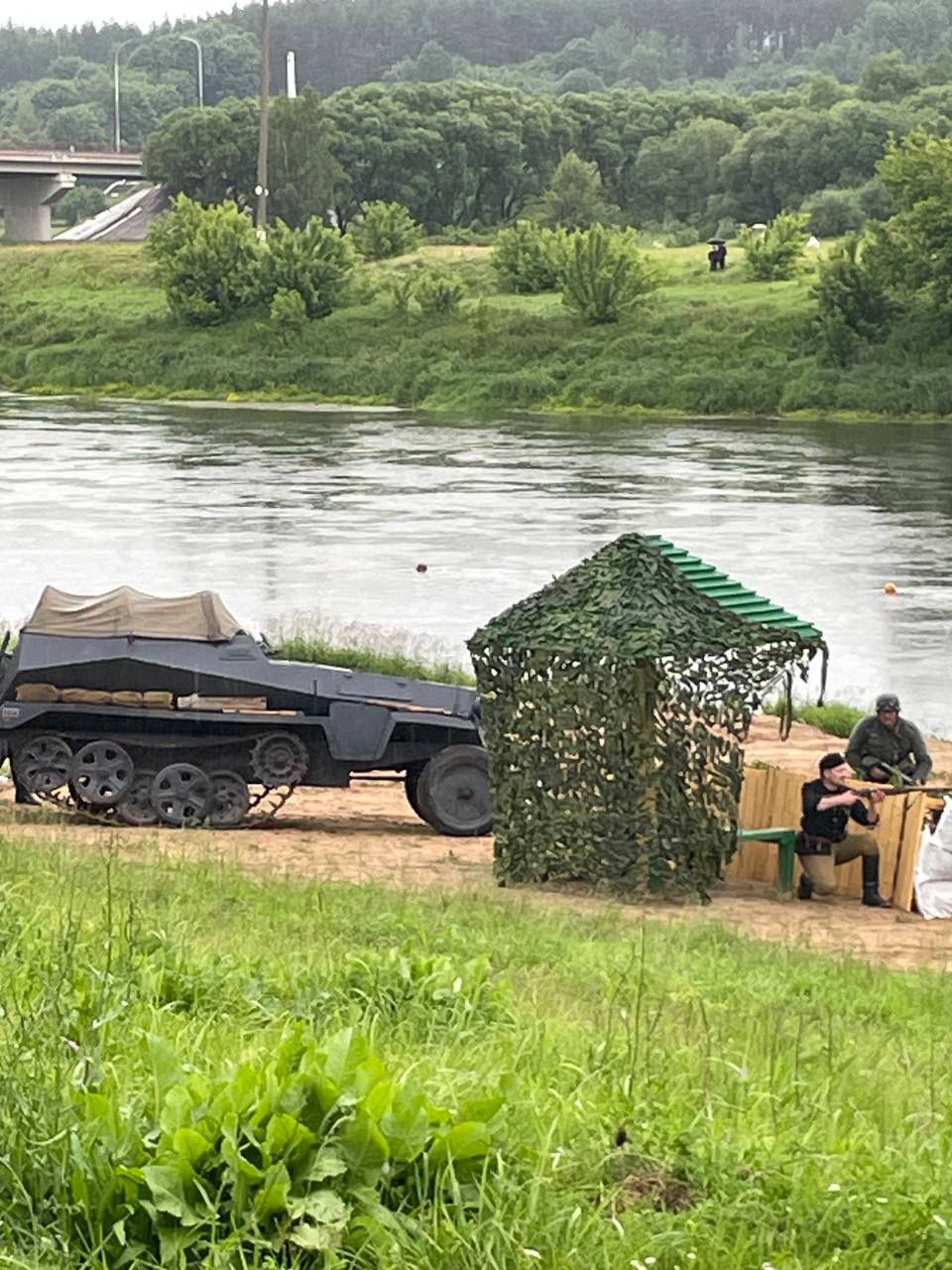  Военно-историческая реконструкция боя «Освобождение Шкловского района» прошла на берегу Днепра В постановке приняли участие представители военно-патриотических клубов со всей Беларуси и России. Мероприятие посвящено памяти героических событий лета 1944 года, когда советские войска вели ожесточенные бои за освобождение Беларуси от немецко-фашистских захватчиков в ходе операции «Багратион».