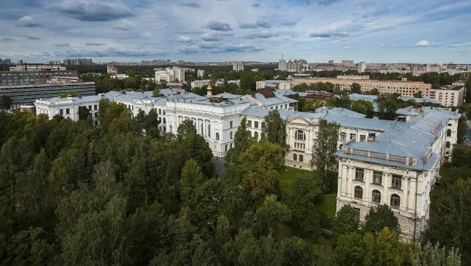 Только один вуз Петербурга попал в топ вузов РФ с самым большим числом студентов Из всех вузов Петербурга только один попал в топ 10 России по числу студентов это Санкт Петербургский политехнический университет Петра Великого СПбПУ который занял восьмое место Первое место в рейтинге Минобрнауки досталось Уральскому федеральному университету 48 5 тысячи студентов второе Высшей школе экономики 47 тысяч третье МГУ 45 тысяч В десятку также вошли Казанский федеральный университет РУДН Донской государственный технический университет МИРЭА РАНХиГС и Финансовый университет при правительстве РФ citywalls Подписаться на ДП в Telegram MAX
