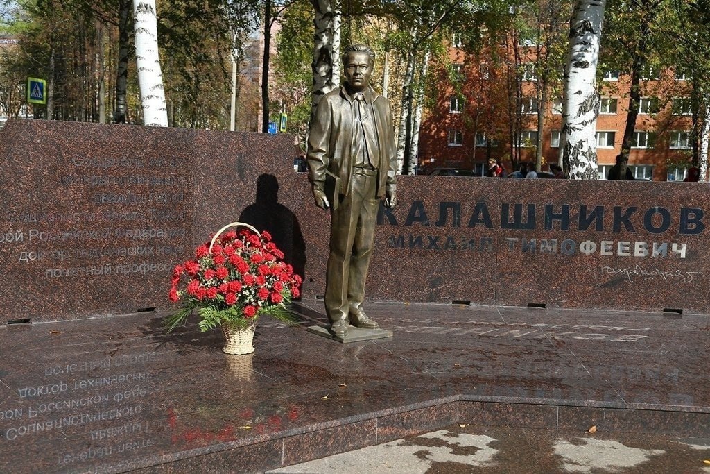 Шесть лет назад 25 сентября 2019 года в Ижевске был открыт сквер им М Т Калашникова Новое общественное пространство появилось по улице Студенческой прямо около Ижевского государственного технического университета так же носящего имя оружейника Позднее в сквере высадили 100 кедров и 600 тюльпанов Бывали там izhlife ru Удмуртия Ижевск