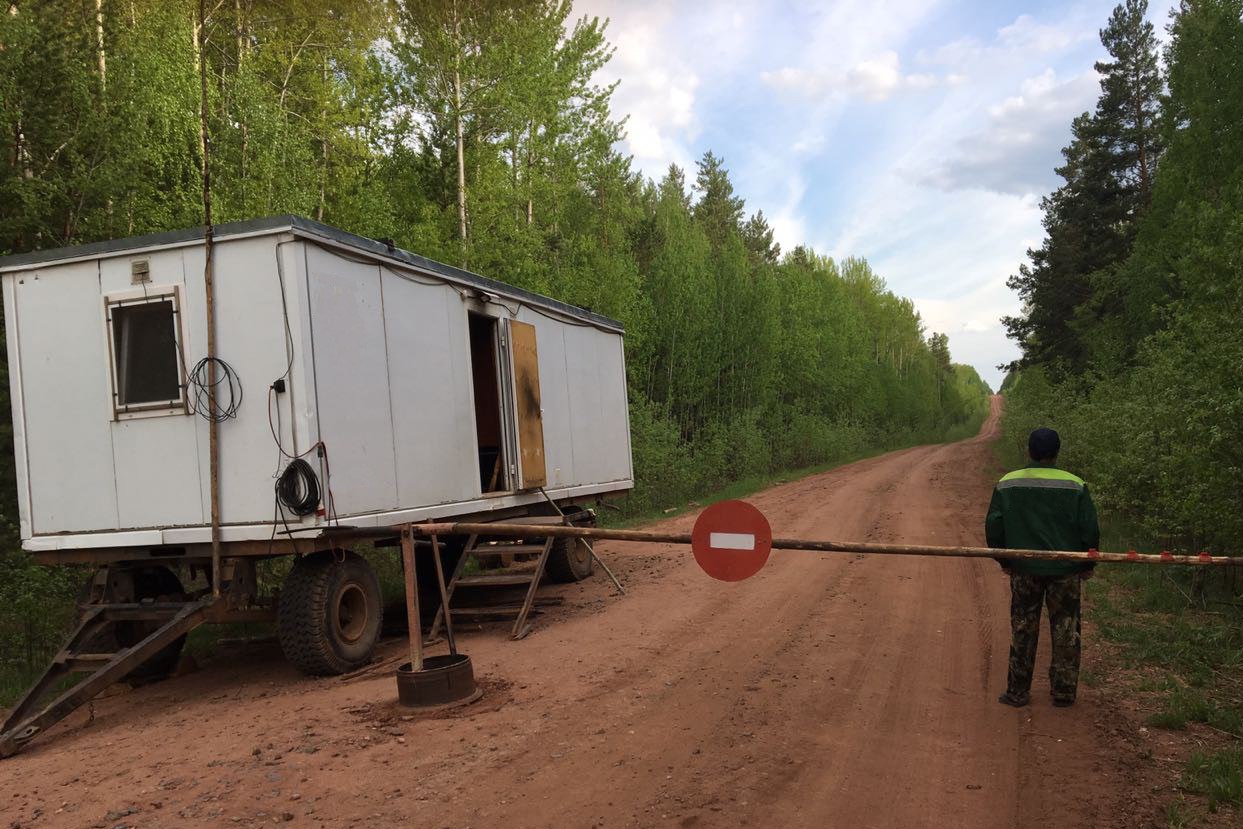 В Иркутской области продлили ограничение на посещение лесов В Иркутской области с 20 июня вновь вводят ограничение на пребывание граждан и въезд транспортных средств в лес при наступлении третьего и выше класса пожарной опасности. Соответствующий приказ подписал министр лесного комплекса региона Павел Кирдяпкин. Напомним, аналогичный приказ действовал в Иркутской области с 5 по 17 июня. «Сейчас в регионе вновь жаркая погода, при которой риск возникновения и быстрого распространения лесных пожаров очень высок. Мы вынуждены прибегнуть к этой непопулярной, но эффективной мере. Анализ показывает, что при действующем запрете пожаров, возникающих по вине человека, в разы меньше», – отметил Павел Кирдяпкин. Ограничение будет действовать на территории всех 37 лесничеств с 20 июня по 2 июля 2025 года при наступлении третьего класса и выше пожарной опасности. Также вводится ограничение на проведение в лесах всех видов пожароопасных работ. Узнать, какой класс пожарной опасности в том или ином районе, можно на сайте Региональной диспетчерской службы.