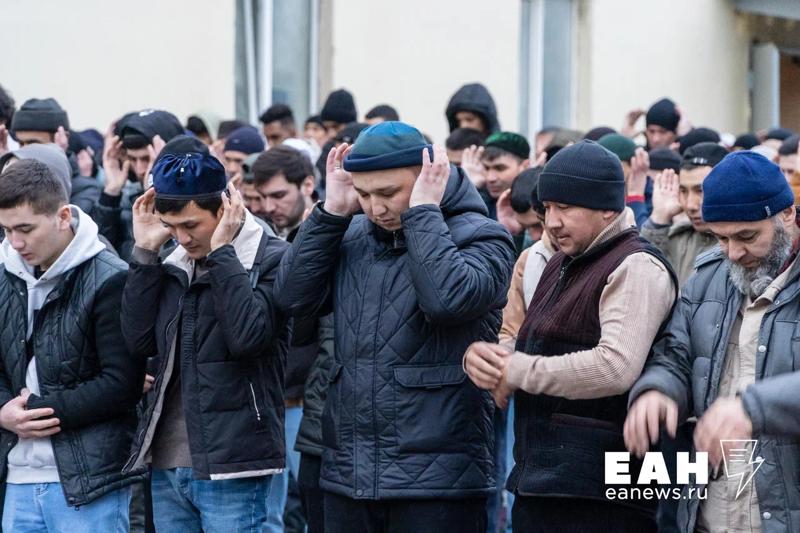 Из Челябинской области с начала года выдворили более 400 мигрантов Это стало одним из итогов профилактических мероприятий Нелегальный мигрант сообщило ГУ МВД Депортирован 51 иностранец отбывший наказание за совершение тяжких преступлений Для 1 тыс 103 мигрантов был закрыт въезд в Россию За этот год полиция зафиксировала 920 преступлений в миграционной сфере и выявила почти 8 5 тыс административных правонарушений Подписаться на канал ЕАН Челябинск