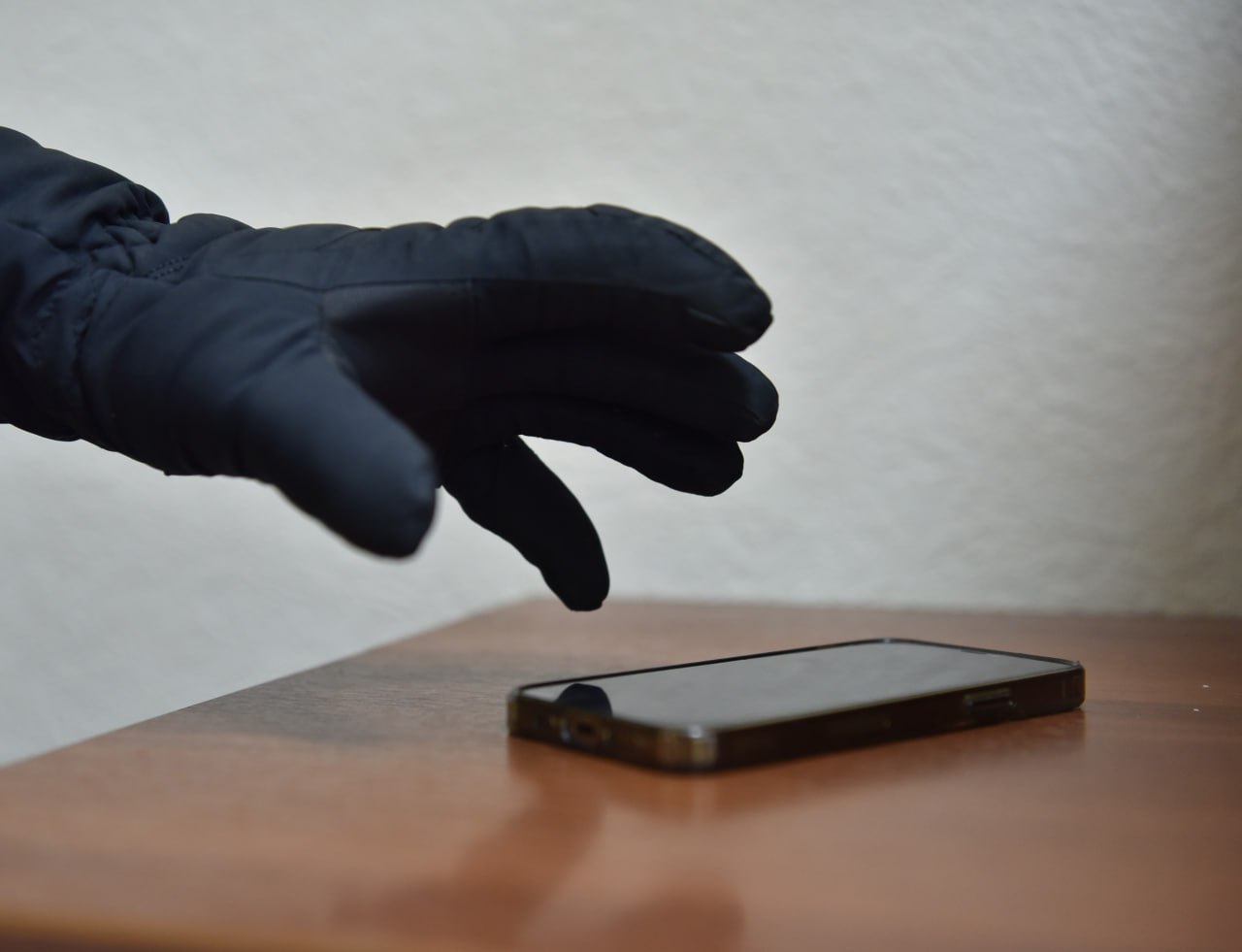 Проспал читинские полицейские раскрыли кражу сотового телефона у постояльца в хостеле В дежурную часть УМВД России по городу Чите обратился 31 летний местный житель и сообщил о хищении сотового телефона стоимостью 10 тысяч рублей Мужчина рассказал полицейским что накануне он заселился в один из хостелов Читы лег спать а на утро обнаружил пропажу своего смартфона В результате комплекса оперативно розыскных мероприятий стражи порядка установили личность предполагаемого подозреваемого и задержали его Им оказался ранее судимый житель Краснокаменска 2004 года рождения Выяснилось что злоумышленник останавливался в этой же гостинице что и заявитель Именно там они и познакомились Вечером подозреваемый зашел к новому знакомому в номер чтобы попросить позвонить Увидев что мужчина уже спит злоумышленник похитил его гаджет и выселился из хостела Возбуждено уголовное дело по части 2 статьи 158 УК РФ Кража Сотовый телефон сотрудники полиции изъяли и вернули владельцу Подписывайтесь на наши страницы в MAX Telegram VK