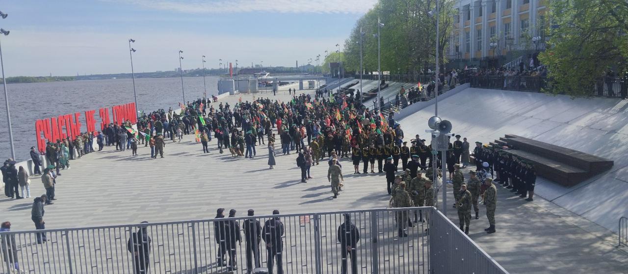 В Перми отметят День пограничника. 27 мая в 19:00 у памятника «Разорванное братство» состоится «Боевой расчёт». На следующий день, 28 мая, в 10:00 запланирован сбор ветеранов у Речного вокзала, в 11:00 — митинг, в 11:30 — шествие колонны пограничников по набережной. С 12:00 до 14:00 в амфитеатре пройдёт культурно-спортивная программа «Граница на замке». В рамках мероприятия выступят лауреаты Международного патриотического фестиваля «Автомат и гитара — Сила в братстве!», а также специальный гость — ветеран войны в Афганистане Алексей Мащенко из Екатеринбурга. Отметим, что 28 мая в Перми будет запрещена продажа алкоголя. Фото: Вячеслав Кот Крутые события Перми — подписаться