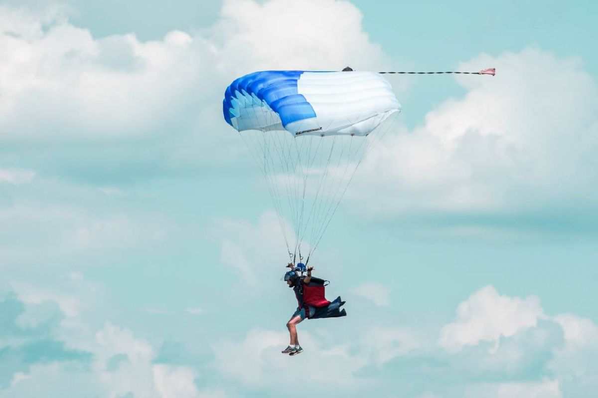 Представители Тульской области получили звания мастеров спорта России в танцевальном парашютном и адаптивном спорте   newstula ru fn 1780818 html Министерство спорта Российской Федерации в канун Нового года издало приказ о присвоении почетных спортивных званий Согласно документу в числе удостоенных звания мастер спорта России значатся представители Тульской области В дисциплине танцевальный спорт звание присвоено Новиковой Виктории Дмитриевне в парашютном спорте Ильину Петру Владимировичу в спорте лиц с интеллектуальными нарушениями Николаенко Дарье Федоровне   Прислать новость Подписаться   Мы в MAX