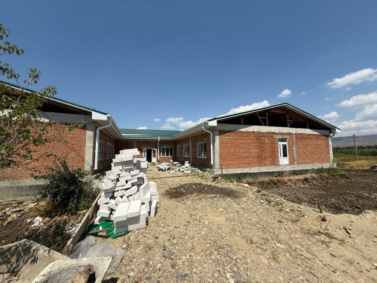 Новый корпус единственного на Ставрополье приюта для бездомных снова на паузе О его строительстве стало известно в 2023 году как отметили в минстрое края планировалось что на работы выделят 71 млн рублей в здании запроектировали 10 комнат и процедурный кабинет Ожидалось что объект закончат в 2024 году Вместимость всего центра должна была вырасти до 250 нуждающихся единовременно На конец 2024 года здание было готово только на 45 а в конце 2025 го на 57 В связи с недобросовестной работой подрядной организации госконтракт был расторгнут осенью Кроме того проектная документация разработанная в 2020 году требует корректировки рассказали ИА Stavropol Media в минстрое Теперь в планах завершить работу в 2026 году Фото минстрой Ставрополья   Stavropol Media Прислать новость