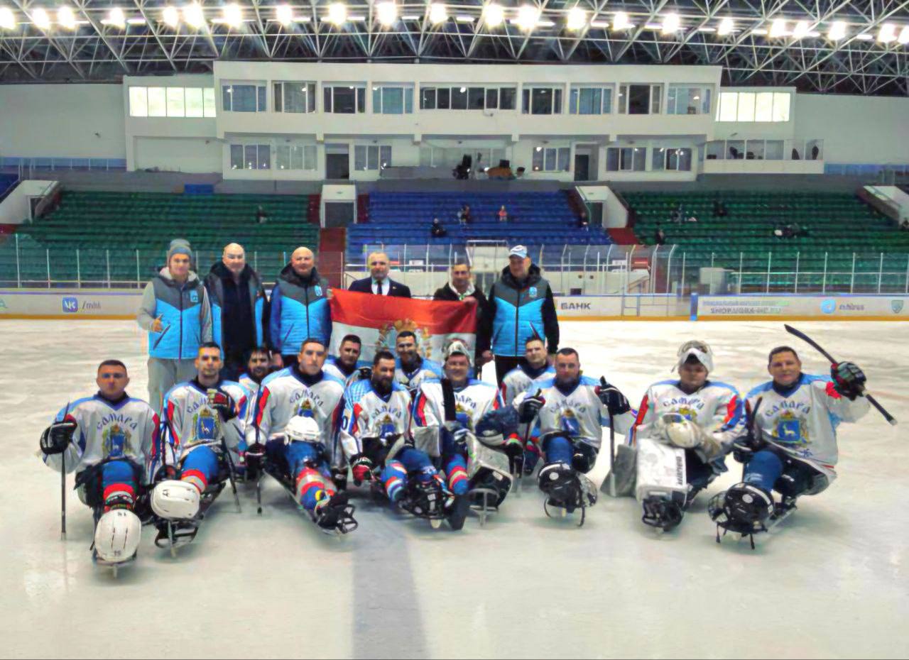 Сборная Самарской области по следж-хоккею вышла в финальный этап "Кубка Защитников Отечества".   Четвертая победа сборной региона - соперник из Челябинской области обыгран со счётом 6:0! Таким образом, наши следж-хоккеисты обеспечили себе место на призовом пъедестале. А какое место - решится в завтрашних поединках.   В понедельник сборной Самарской области предстоит сразиться с самыми сильными соперниками - из Москвы и Санкт-Петербурга.