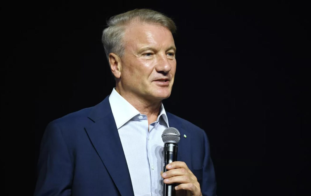 Греф призвал платить чиновникам столько чтобы они могли вести не нищенский образ жизни Глава Сбербанка также заявил о необходимости реформы доходов госслужащих Он отметил что образование и эффективная защищающая судебная система являются первыми двумя критическими элементами для государства только потом идут экономика финансы и прочее