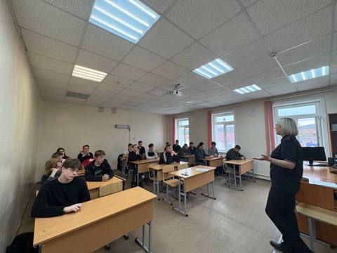 Госавтоинспекция города Южно-Сахалинска провела встречу со студентами В рамках информационно-пропагандистской компании «Внимание! Мотоцикл, велосипед, СИМ!» автоинспекторы города Южно-Сахалинска и инспекторы отдела ПДН СахЛО МВД России на транспорте провели профилактическую встречу со студентами ГБПОУ «Сахалинский техникум строительства и ЖКХ». В рамках встречи автоинспекторы напомнили студентам об административной ответственности за управление мототранспортом, не имея права управления транспортными средствами, а также рассказали об основных причинах возникновения дорожно-транспортных происшествий. Особое внимание дорожные полицейские уделили использованию защитной экипировки и использованию световозвращающих элементов во время управления мототранспортом и средствами индивидуальной мобильности. Кроме того, инспекторы ПДН проинформировали студентов о правилах поведения в общественных местах, на транспорте, на железнодорожных путях и переездах, объяснили подросткам, что за их правонарушения родители могут быть привлечены к административной ответственности по ст. 5.35 КоАП РФ. В завершении мероприятия студенты поблагодарили инспекторов за познавательную беседу и пообещали неукоснительно соблюдать правила дорожной безопасности.