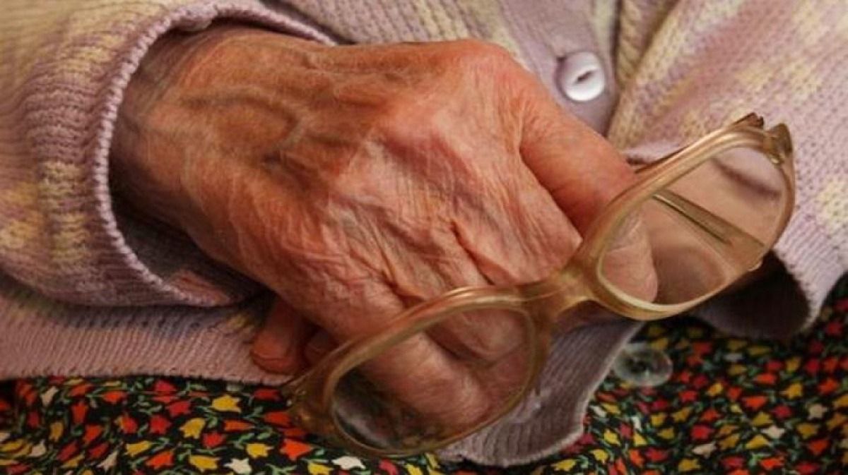 Сотрудники уголовного розыска полиции Прикубанского округа задержали внучку мошенницу Бабуля совершенно случайно обнаружила в банковском телефонном приложении сведения о выданном ей кредите Внутрисемейное расследование помогло определить злоумышленницу Та созналась и пообещала деньги вернуть но затем перестала выходить на связь Полиция задержала внучку Ей 21 год Она призналась что оформила кредит через бабулин телефон и получила деньги год назад когда навещала бабушку Все деньги спустила на шикарный отдых в Санкт Петербурге Подписаться на Прикубанский округ Краснодара