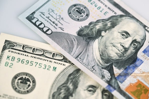 Аналитики сообщили о рекордном росте расходов жителей США в чёрную пятницу Речь идёт о совокупных тратах на онлайн покупки совершённые в следующие за Днём благодарения сутки В отчёте Adobe Analytics говорится что объём продаж вырос на 9 1 относительно предыдущего года и в финансовом выражении составил 11 8 млрд долларов Отмечается что большой популярностью у американцев в чёрную пятницу пользовались игрушки включая конструкторы Lego игровые консоли Nintendo Switch и PlayStation 5 а также наушники AirPods Подписаться на Говорит Москва Telegram VK MAX