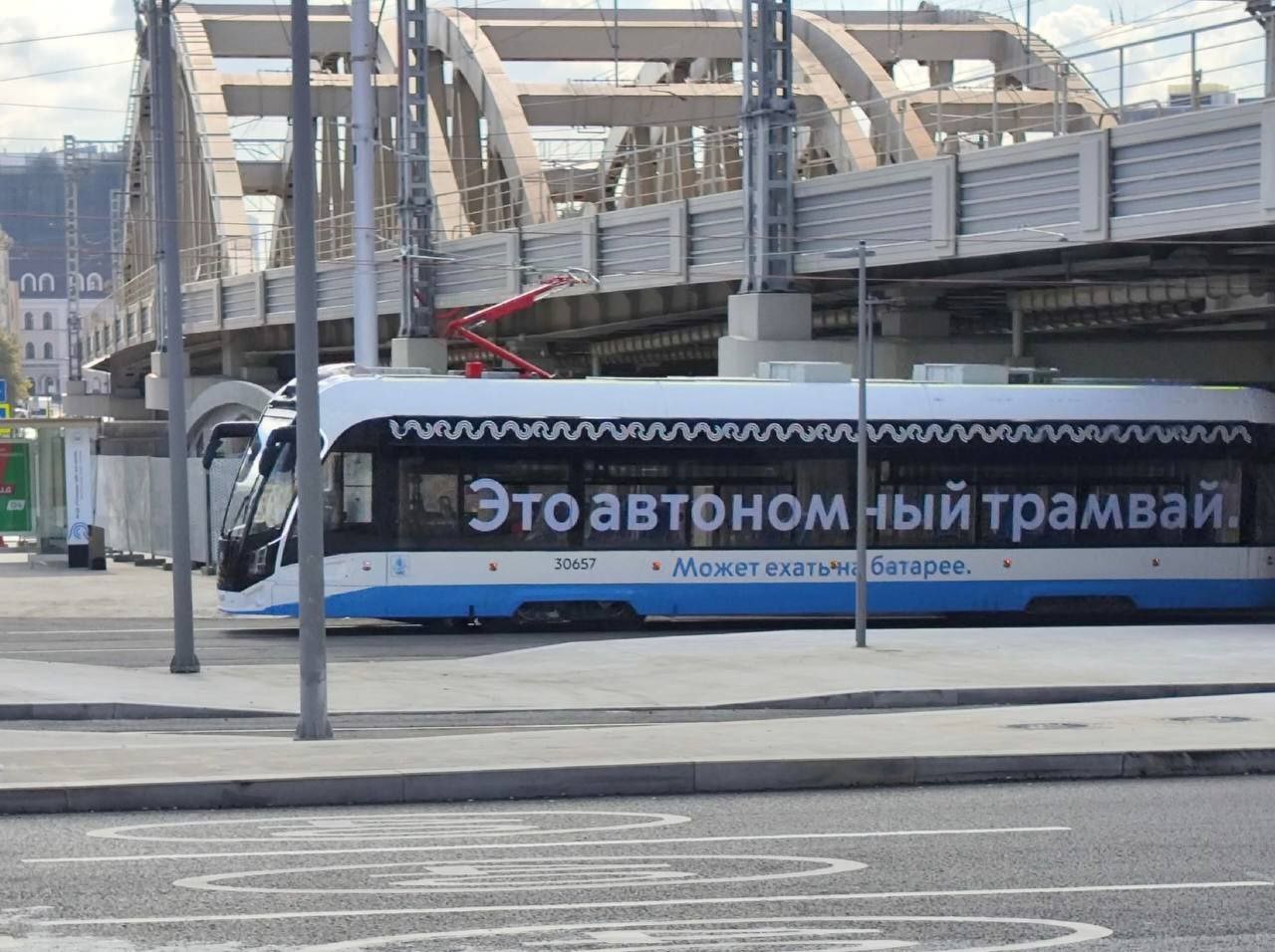В Москве как всегда На днях власти торжественно запустят новую трамвайную линию по проспекту Сахарова Мало того что трамвай в столице РФ в принципе вреден менее эффективен чем автобус более чувствителен к авариям и отнимает у машин проезжую часть Именно эта линия фактически оторвана от городской трамвайной сети По ней могут ходить только маленькие одновагонные автономные на батаоейках как убогие собянинские электробусы трамваи семейства Львенок Провода для более вместительных надежных комфортных и долговечных трамваев не проложили Зачем это вообще нужно кроме расхищения очередных десятков млрд из бюджета TG buzzerking КУСАЧ