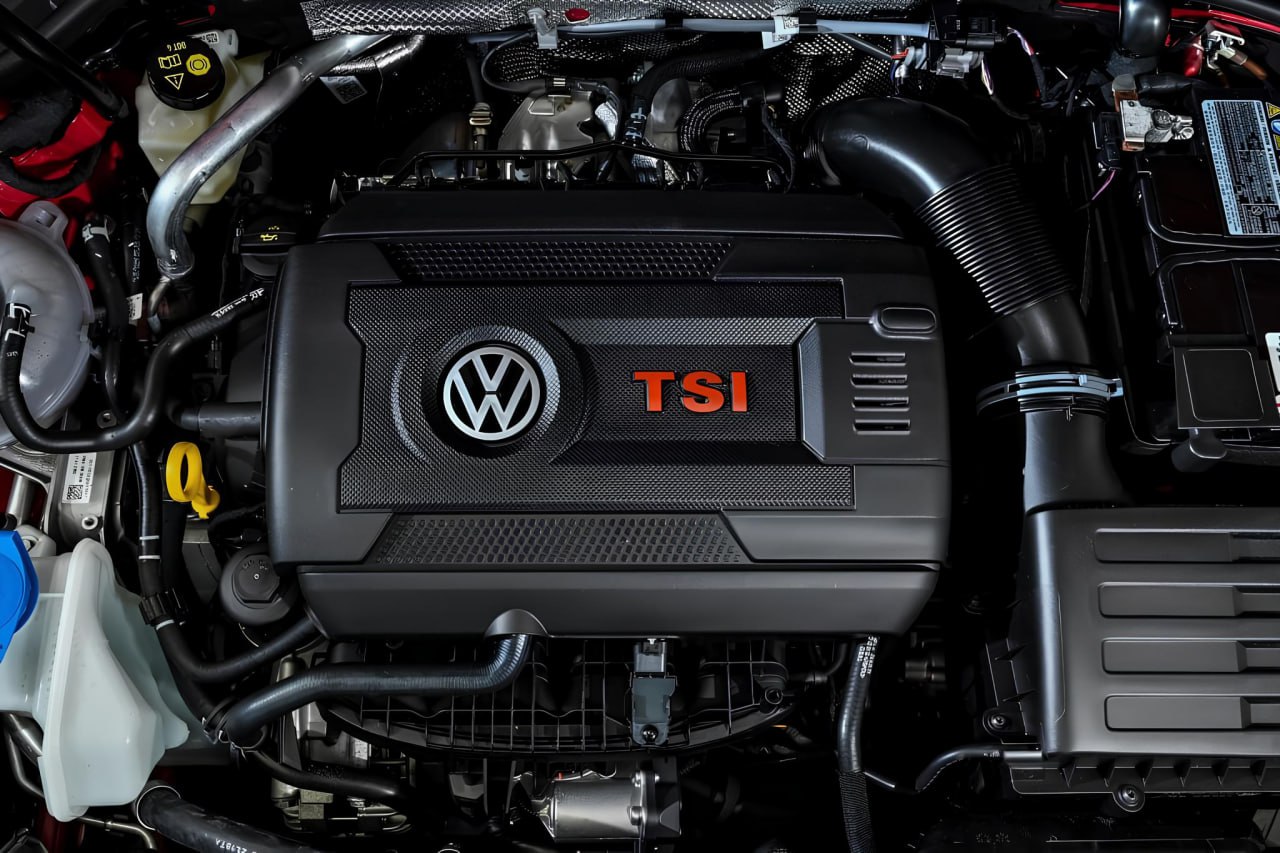 ГЕРМАНИЯ ПРОСИТ ЕС ПЕРЕСМОТРЕТЬ ЗАПРЕТ НА ДВИГАТЕЛИ ВНУТРЕННЕГО СГОРАНИЯ Германия обратилась к Еврокомиссии с просьбой пересмотреть планируемый запрет на продажу новых автомобилей с бензиновыми и дизельными двигателями с 2035 года Канцлер Фридрих Мерц аргументирует это растущей конкуренцией с китайскими производителями электромобилей и замедлением перехода на электротранспорт Немецкое правительство предлагает внести исключения в запрет для Подключаемых гибридных автомобилей Машин с высокоэффективными ДВС При этом Германия подчеркивает сохранение приверженности климатическим целям но настаивает на необходимости защитить рабочие места в европейской автопромышленности Инициативу поддержали немецкие автопроизводители включая Volkswagen Mercedes и BMW В то же время экологические активисты критикуют предложение считая что оно замедлит переход на зеленые технологии Письмо с официальной позицией Германии будет направлено председателю Европейской комиссии Урсуле фон дер Ляйен до 10 декабря когда ЕС должен представить обновленные планы по снижению выбросов CO2 для автомобильного рынка Нефтяная и горная промышленность