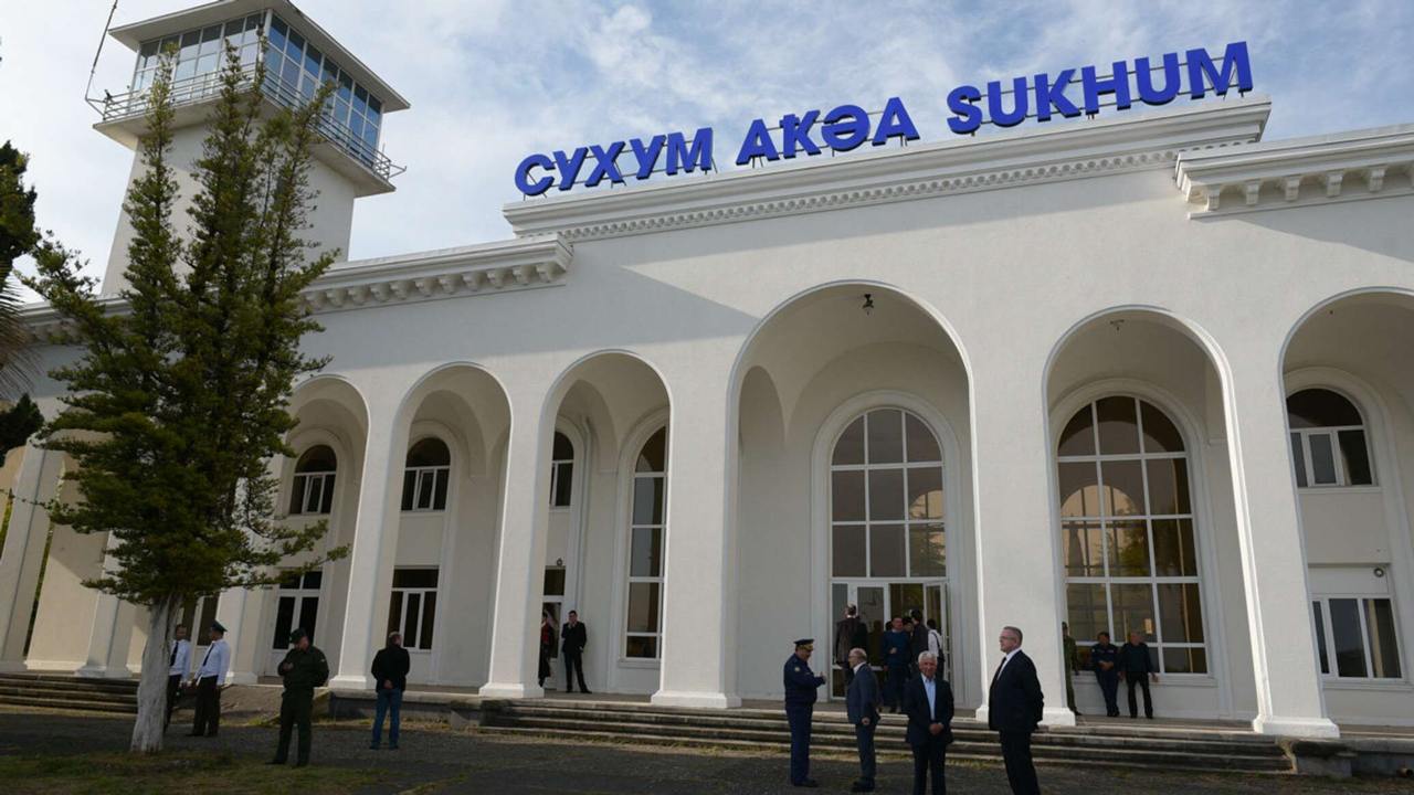 С 1 мая 2025 года возобновляются регулярные рейсы в Сухум. Аэропорт не работал более 30 лет. Полеты начнут "ЮВТ Аэро" из Москвы и "Икар" из Нижнего Новгорода . В планах — рейсы в Санкт-Петербург, Казань и другие города. Билеты — от 14 тысяч рублей. Грузия уже заявила, что считает запуск рейсов нарушением международных соглашений.