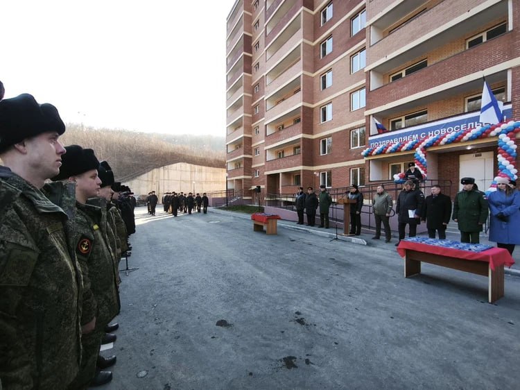 Во Владивостоке сдан дом для семей участников СВО Во Владивостоке в районе Снеговая падь сдан 299 квартирный дом для семей военнослужащих Как отмечается в сообщении основными жителями новостройки станут семьи участников специальной военной операции В прошлом году министр обороны РФ Андрей Белоусов в ходе визита в регион потребовал в кратчайшие сроки завершить строительство этого жилья указав на недопустимость затягивания сроков Подпишись на Недвижимость Приморья