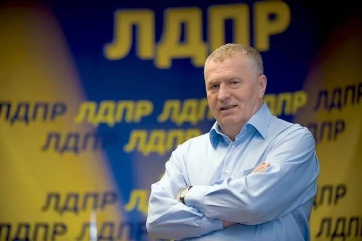 Правительство не поддержало увековечение имён политиков в названиях партий  Правительственная комиссия по законопроектной деятельности дала отрицательный отзыв на законопроект о возможности использования имён в названиях политических партий. Его внесли депутаты ЛДПР, чтобы увековечить имя Владимира Жириновского.  Как сообщает «Ъ», его внесли в Госдуму 9 июня 2023 года. Инициатива пролежала без движения два года. Среди авторов документа — недавно исключённый из партии Ярослав Нилов, а также экс-парламентарии Василий Власов и Юрий Напсо, которые были досрочно лишены полномочий.  В пресс-службе партии изданию пояснили, что не считают нужным поддерживать инициативу, которую «не поддерживал и сам Жириновский и неоднократно об этом говорил».   При этом Леонид Слуцкий недавно предложил свой способ почтить помять основателя партии: создать неформальный «Блок Жириновского», который будет «неким фан-клубом» для тех, кто любит экс-лидера ЛДПР, но по каким-то причинам не может политизироваться.  Выборный