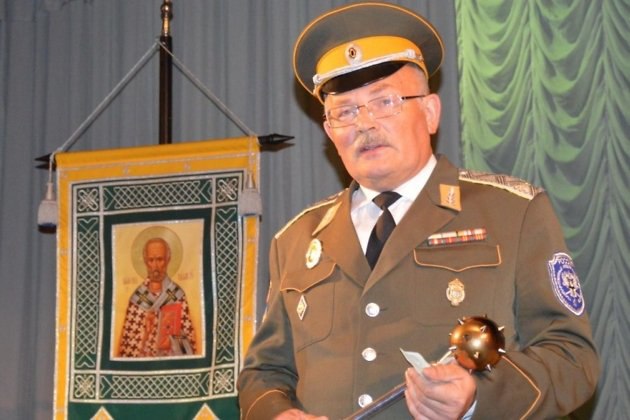 Экс-атаман казачьего общества обвиняется в хищении более 5 млн рублей. В Иркутске возбуждено уголовное дело против бывшего атамана Иркутского войскового казачьего общества Николая Шахова. Его обвиняют в мошенничестве и присвоении чужого имущества на сумму свыше 5 миллионов рублей. По данным следствия, в октябре 2016 года Шахов, будучи атаманом Иркутского войскового казачьего общества, заключил договор с коммерческой фирмой о сотрудничестве в заготовке и переработке древесины. С января 2016 года по август 2020 года он ежемесячно получал от компании платежи в размере от 60 до 120 тысяч рублей, которые присваивал себе. Общая сумма ущерба за этот период составила более 2,3 миллиона рублей. После освобождения от должности Шахов продолжил свои махинации. От имени нового атамана, скрывая это от него, он заключил аналогичный договор. С августа 2020 года по ноябрь 2024 года экс-атаман получал деньги, в том числе через расчетный счет своей супруги. За это время он присвоил еще более 2,9 миллиона рублей. Сейчас Шахов предъявлено обвинение по статьям о мошенничестве и присвоении в особо крупном размере. Следователи проводят необходимые действия для расследования дела. Суд избрал для обвиняемого меру пресечения в виде запрета на определенные действия. Подпишитесь на «Иркутск политический»