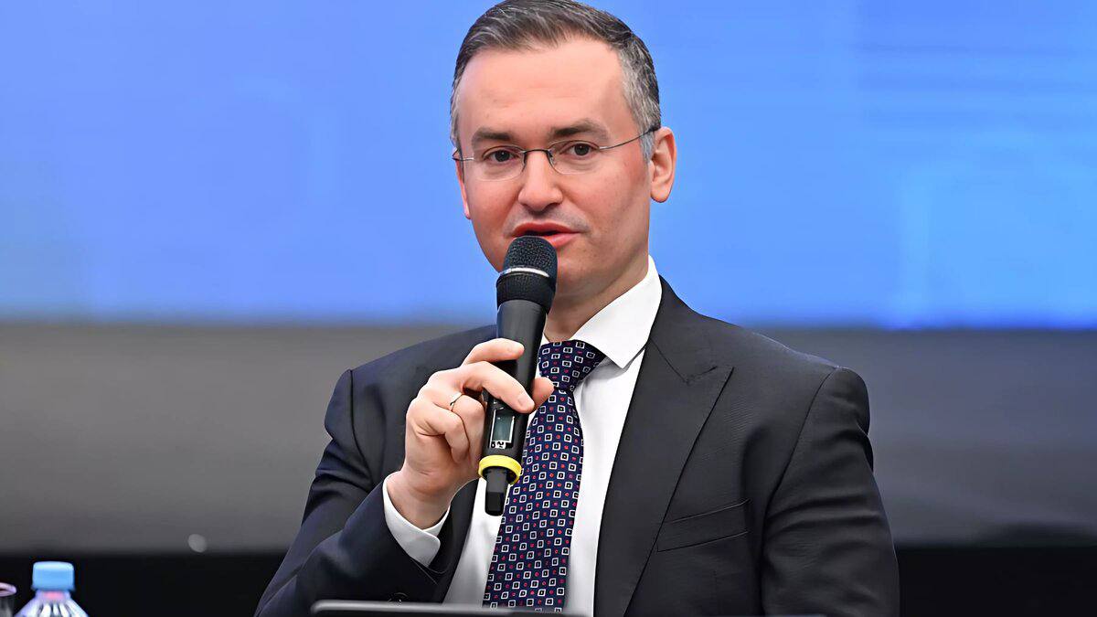 Объем выдачи ипотеки в России в 2025 году по оценкам Минфина составит около 4 трлн руб сообщил замминистра финансов Иван Чебесков По его словам спрос на ипотеку в этом году превысил ожидания ведомства к концу года отмечается всплеск хотя его причины не до конца ясны отметил замминистра Есть разные точки зрения почему этот всплеск есть Есть точка зрения что чуть чуть выросла рыночная ипотека есть точка зрения что есть спекуляции по семейной ипотеке Тем не менее мы видим что спрос по ипотеке выше наших ожиданий Ситуация будет примерно такая же в следующем году но будет расти доля рыночных программ сказал он