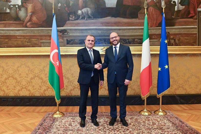 Байрамов и Фонтана обсудили развитие азербайджано итальянского партнерства Глава МИД Азербайджана Байрамов в ходе официального визита в Италию встретился с председателем палаты депутатов Лоренцо Фонтаной Стороны обсудили стратегическое партнерство развитие политического диалога и укрепление межпарламентского сотрудничества Они также подчеркнули важность взаимодействия в энергетике торговле культуре и гуманитарной сфере Caucasian bureau