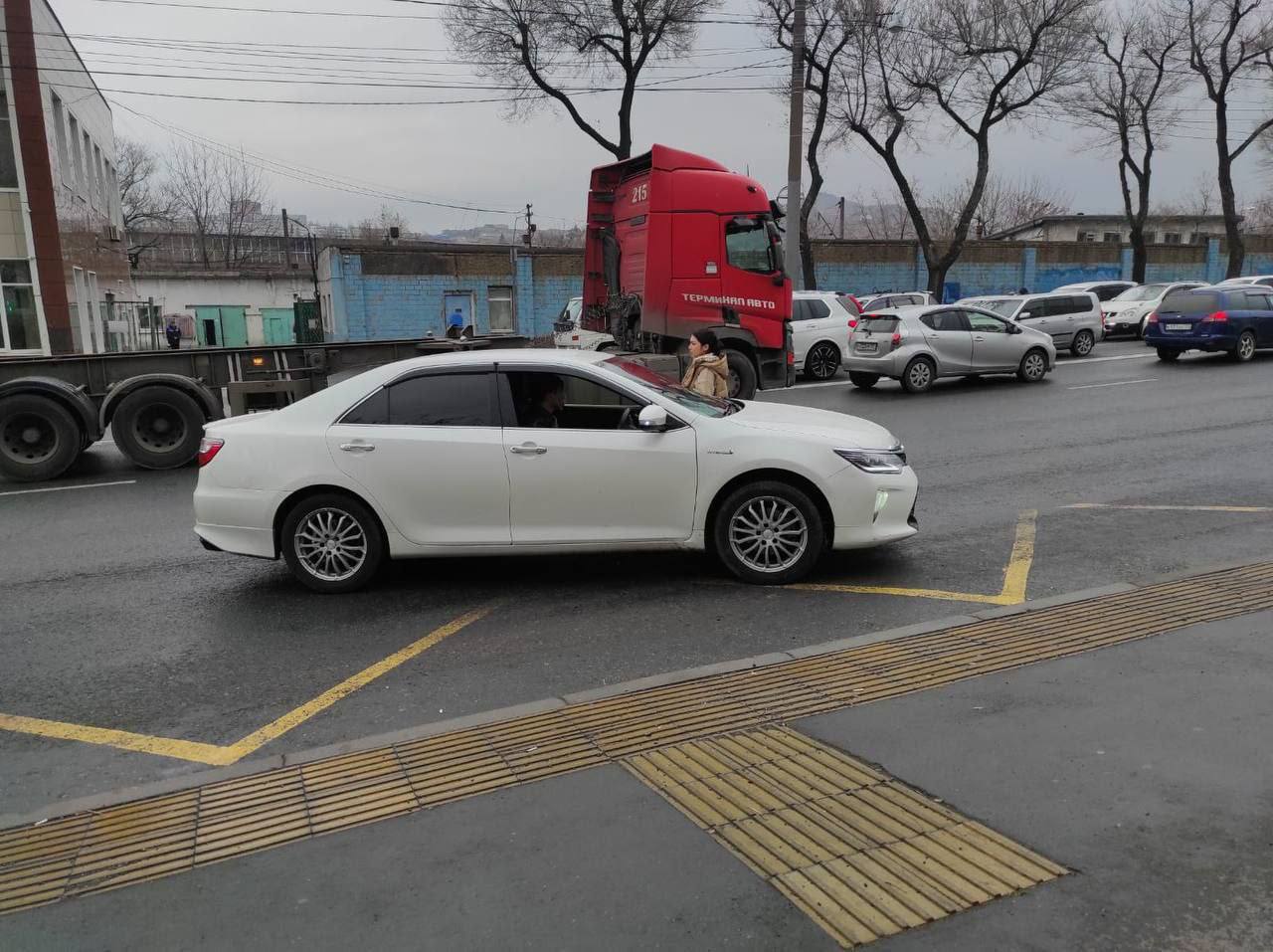 Мужчина напал на автоледи на Некрасовской во Владивостоке   Рулевому Toyota Camry не понравилась «манера езды» женщины-водителя.   Мужчина стал оскорблять женщину, затем несколько раз ударил по стеклу её машины.  По данному факту проводится проверка. Устанавливаются обстоятельства произошедшего.   Источник:    Фото:      ОТВ.Происшествия