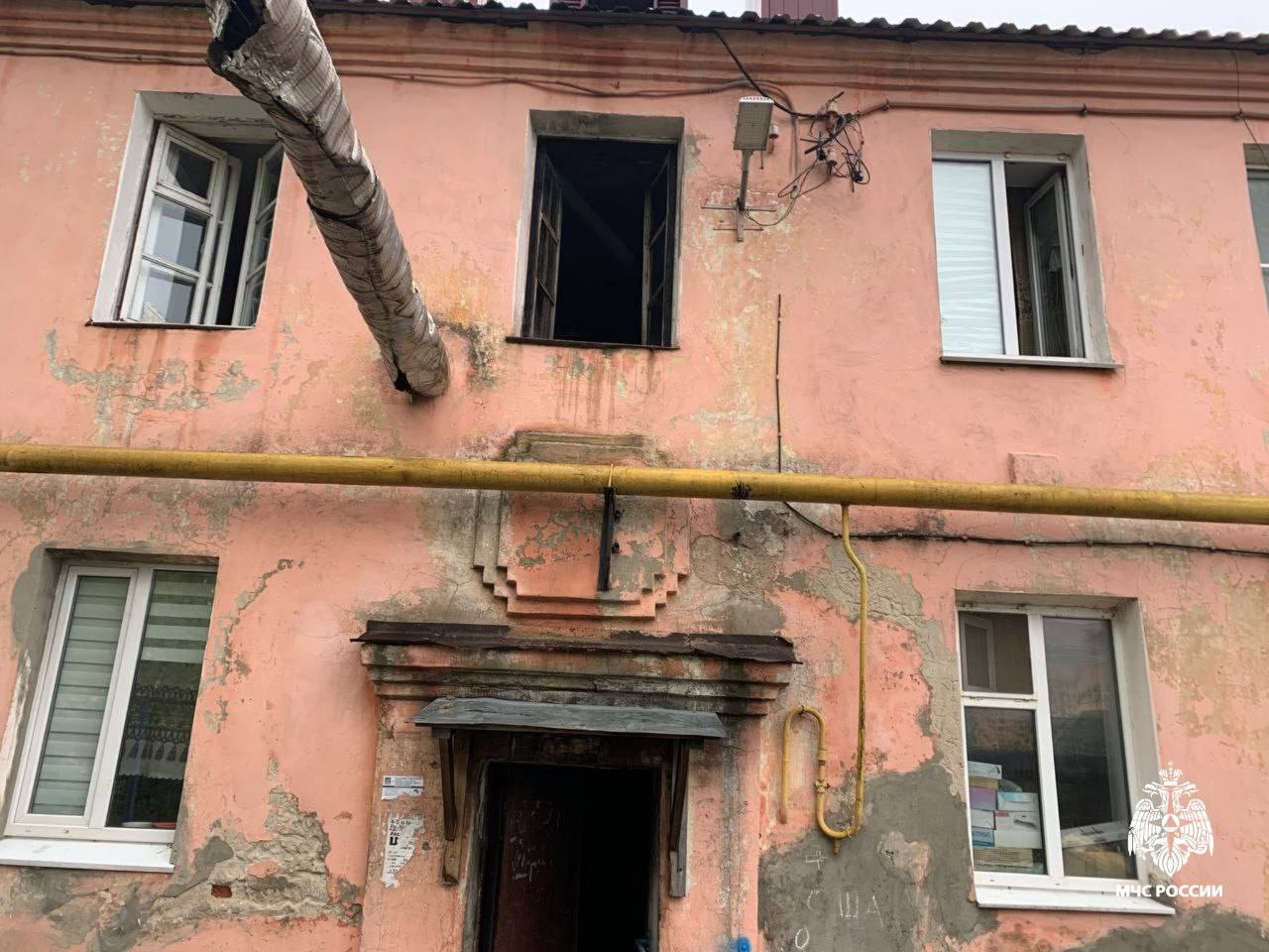 В Канаше из горящего дома №20 на улице Пушкина спасли 8 человек Пожар случился в подъезде 2-этажного здания, охватив деревянную лестницу. Пожарные вывели 2 жильцов с помощью спасустройств и эвакуировали 6 человек через окна. В результате пожара погиб мужчина, который вернулся в свое жилье после эвакуации.