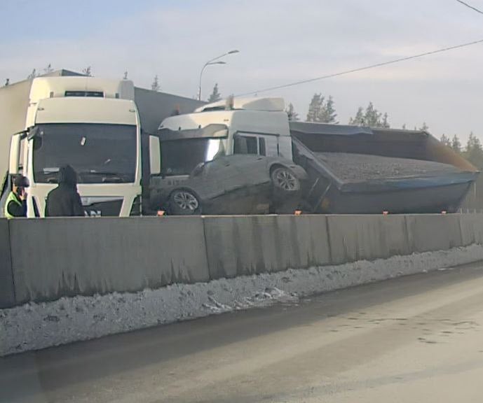 Два грузовика едва не раздавили легковушку в Ленобласти  ДТП с подпрыгнувшим автомобилем наблюдали сегодня на 77-м км трассы «Скандинавия» в Выборгском районе. После столкновения двух грузовиков легковушка оказалась зажата между ними и разделительным барьером.  Как сообщили в полиции порталу 47news, обошлось без пострадавших, обстоятельства ДТП устанавливаются.   Подписаться   Новости СПБ