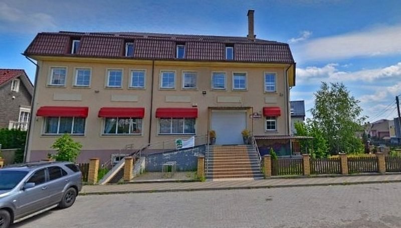 В Калининграде закрыли оскандалившийся Дом Монтессори Ленинградский районный суд Калининграда в понедельник 12 января 2026 года на 60 суток запретил деятельность Центра по уходу и присмотру за детьми на улице Арсенальная 22 Двое маленьких воспитанников Дома Монтессори заболели сальмонеллёзом Причинно следственная связь между заболеванием детей и выявленными многочисленными нарушениями обязательных требований санитарно эпидемиологического законодательства в деятельности Центре установлена Указанное подтверждается результатами серологической идентификации сальмонелл выделенных в клиническом материале заболевших и продуктах питания сообщает региональное Управление Роспотребнадзора Надзорное ведомство приостановило работу Центра с 29 декабря 2025 года До этого предпринимателю Антону Куткину выдавалось предписание о проведении дополнительных санитарно эпидемиологических мероприятий которые он не исполнил Источник