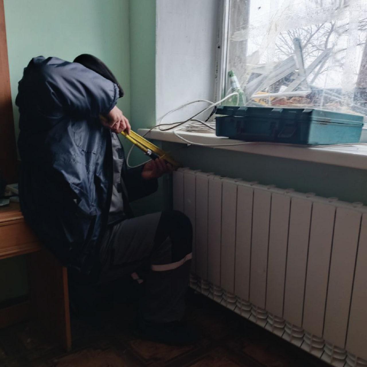 Аварийная бригада Калининградской области отчиталась о проделанной работе в Алешкинском округе за две недели В течение последних 14 дней специалисты аварийной бригады Янтарного края неустанно трудились на территории нашего муниципалитета оказывая важную и своевременную помощь В числе выполненных задач замена канализационного люка в пгт Брилевка а также комплексные работы по ремонту отопительных приборов в многоквартирных домах В селе Виноградово специалисты оперативно заменили светильники в здании территориального отдела Помимо этого аварийная служба оказывала точечную индивидуальную помощь проведено заполнение системы отопления и запуск котла в частном доме жителя Брилевки осуществлена замена радиатора и сифона в одном из многоквартирных домов а также выполнены работы по ремонту отопительных сетей Благодарим специалистов Калининградской области за настоящую заботу о благополучии людей Их труд еще один шаг к комфортной жизни для всех жителей Алешкинского округа