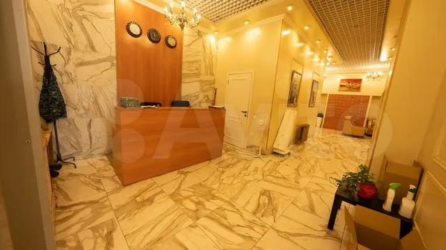 Уральская «Сима-Ленд» продаёт свои легендарные офисы и склады в трамповском стиле — за 4,9 млрд рублей В объявлении указан отличный ремонт административно-бытового комплекса: есть выделенные зоны под курилки, кинотеатр, конференц-зал, столовую, переговорные, тренинг-рум, кабинеты руководителей. Площадь складских помещений составляет 37 тыс. кв.м, офисных — 8,9 тыс. кв.м. Сама компания переезжает в свой мини-город под Екатеринбургом. Территория площадью 276 га расположена рядом с посёлком Патруши в Сысертском городском округе. Проект предусматривает строительство головного офиса площадью 80 тыс. кв.м, а также размещение производственных и складских объектов. Справочно: «Сима-Ленд» — это крупнейшая российская оптово-розничная компания.