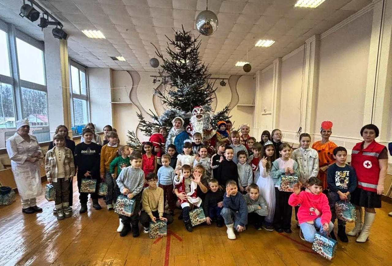 До Нового года 5  дней Сегодня рассказываем о предновогоднем волшебстве в Калужской области Сотрудники Калужского регионального отделения РКК вручили сладкие новогодние подарки в пунктах временного размещения для вынужденных переселенцев и в нескольких районах области стараясь подарить частичку праздника и тепла каждому малышу А еще поздравили с наступающим Новым годом многодетную семью пострадавшую от пожара подарили им не только сладости но и поддержку в это непростое время Продолжаем радовать малышей и их родителей в преддверии самого волшебного праздника в году РКК новогодний   РКК теперь в MAX