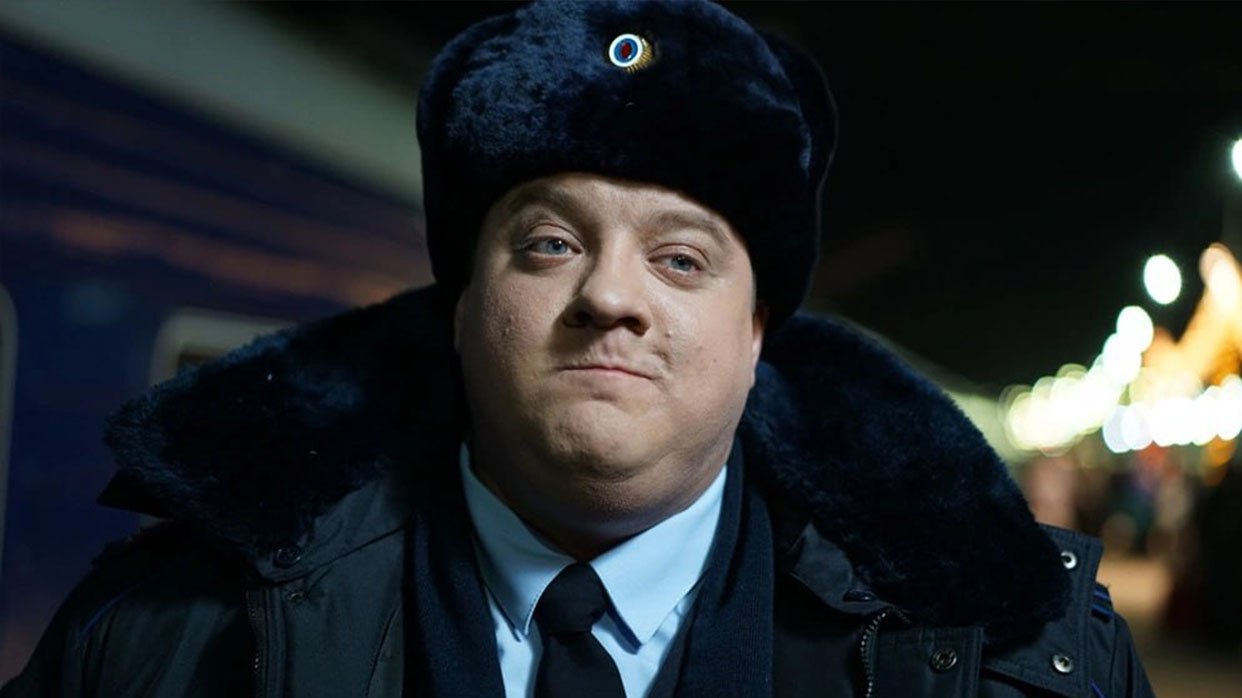 Звезда «Полицейского с Рублёвки» Роман Попов почти ослеп из-за рецидива рака мозга Как рассказал 40-летний артист, страшный диагноз вернулся к нему спустя 7 лет после лечения. Появились серьёзные осложнения: Попов ослеп на правый глаз, левый почти не видит. Также повреждены синапсы, которые отвечают за слух. «Очень хочется работать и очень хочется жить», — сказал актёр. По его словам, несмотря на болезнь, он надеется вернуться к съёмкам в ближайшие два месяца — пока передвигается с помощью близких. SHOT в MAX: